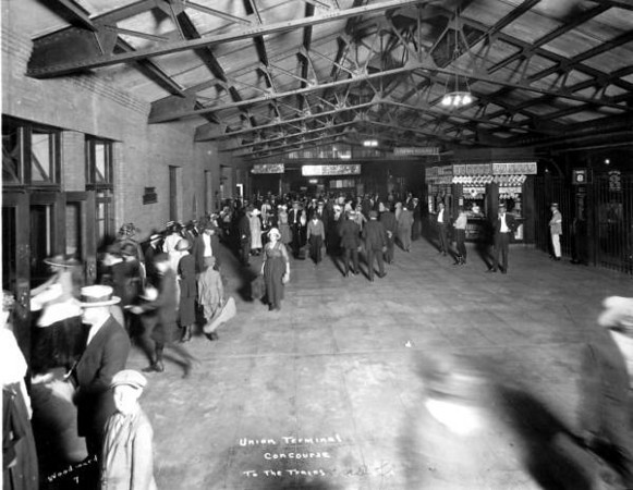 The concourse in 1921.