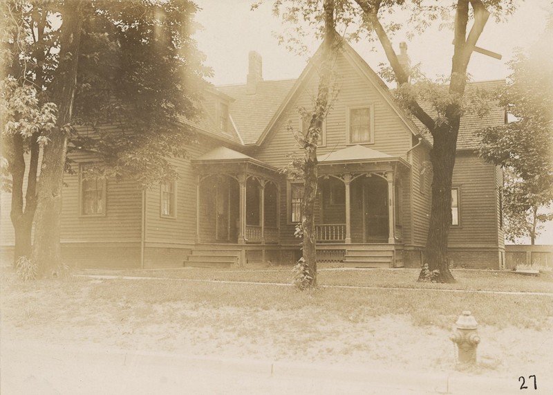 Photo of the lighthouse keepers' dwelling, now home to the Ashtabula Maritime & Surface Transportation Museum, in 1911. (Photo: National Archives)