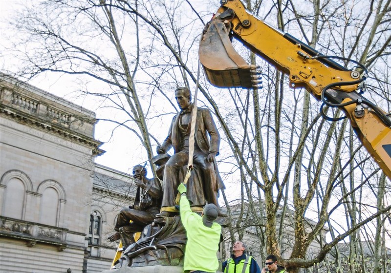 Removal of the statue by Pittsburgh workers 