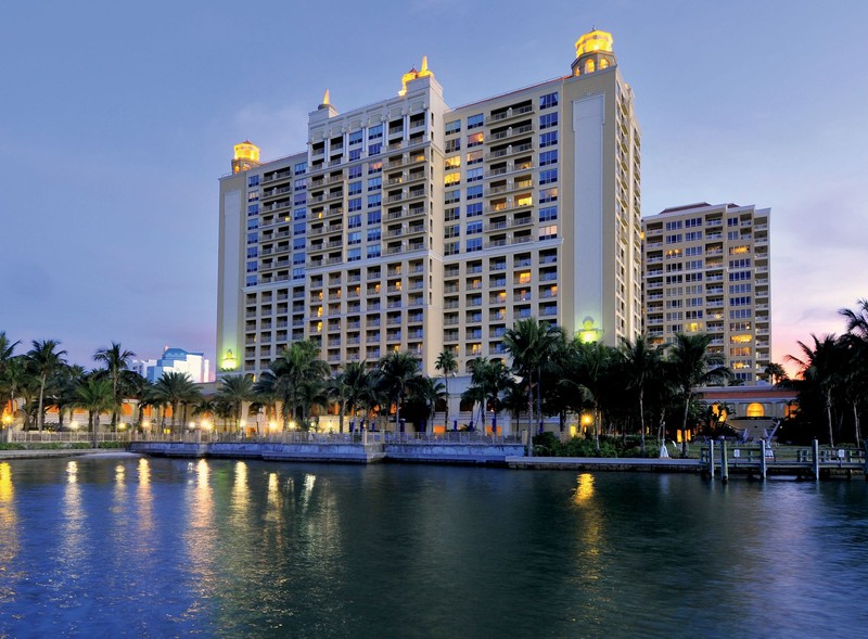 The Ritz-Carlton was constructed in 2001 on the very spot the El Verona was located.
