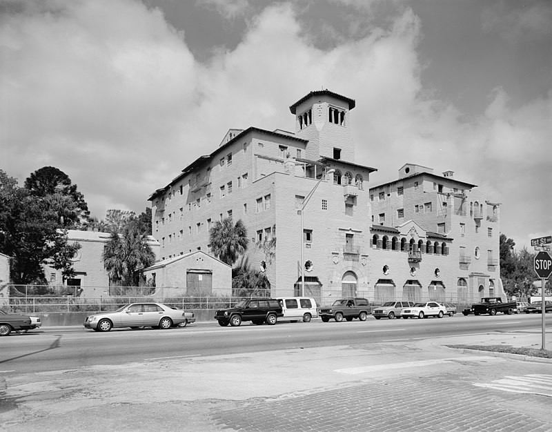 The El Verona Hotel as it appeared sometime before it was torn down to make way for the Ritz-Carlton.