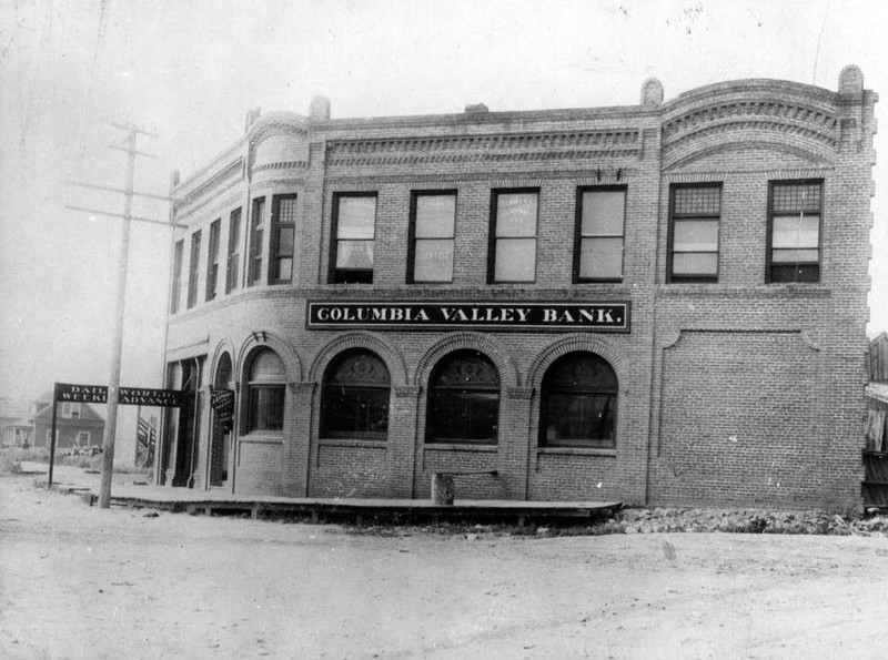 The second home of Columbia Valley Bank on the southwest corner of Orondo Street and Wenatchee Avenue.