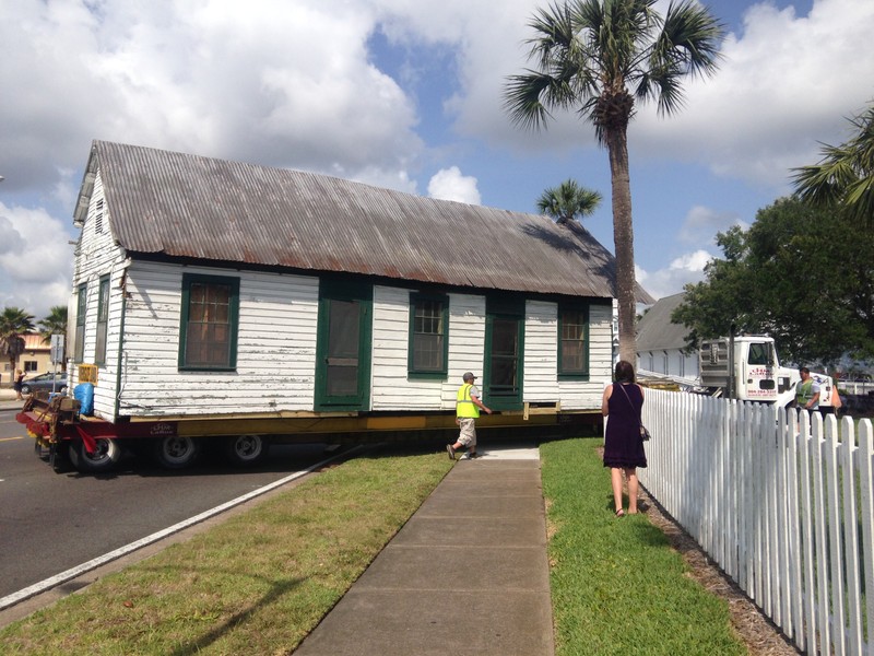 The cabin arriving at the History Park