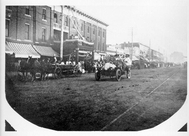 North College (1907). While Town Pump may not have opened quite yet, we can see that this section of town was a popular transportation hub for horse carriages.