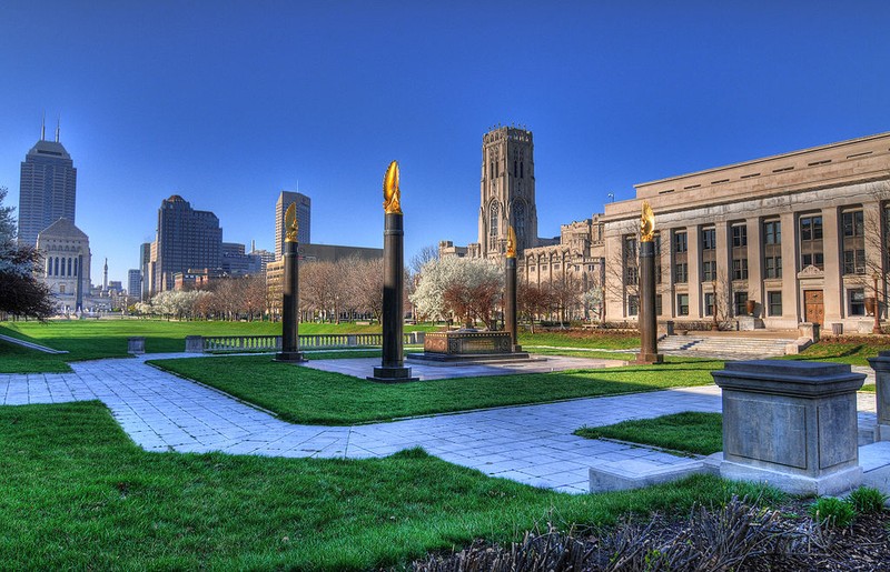 The cenotaph in the center of the sunken garden honors the first member of the American Expeditionary Force (AEF) to be killed in action during World War I. 