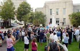 This is a image of a rally that was held to try to show the urgency to get the statue removed in 2016. These are supporters for and against having the statue or go. There are many people that still believe in the lost cause and this puts an effect on how the statue is viewed within the eyes of people.