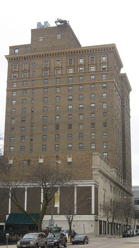  At the Commodore Perry Hotel, Elvis Presley got into a fight in the lobby (part of a publicity stunt), Bob Hope sang at his son’s wedding, and presidents Harry Truman and Ronald Reagan stayed the night.