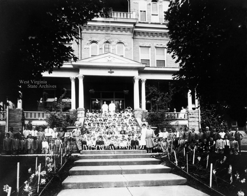 Odd Fellows Staff and orphans during the early 1920s. 