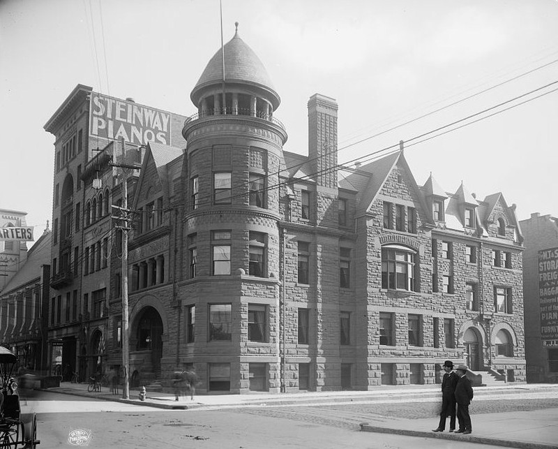 The Toledo Club's former location on Madison Avenue, around the turn of the century.