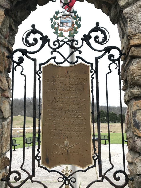 A bronze plaque mounted behind the cannon, which is titled "Memorial to the veterans of the eightieth division, American expeditionary forces, 1917-1919"