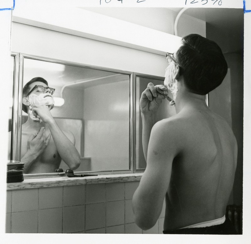 Shoulder, Human, Bathroom, Gesture