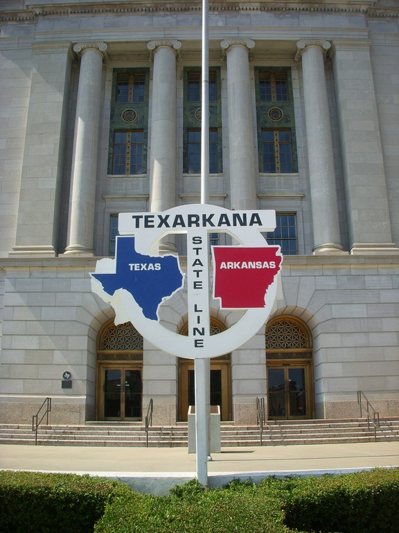 The Texarkana state line sign