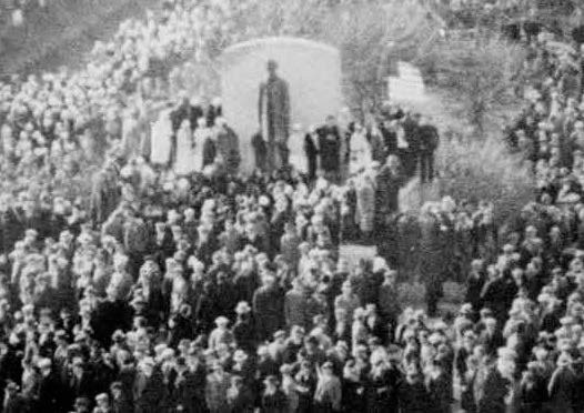 The women singing beneath the Lincoln Statue in Springfield