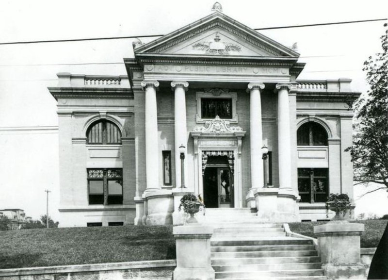 1902 photograph of main - west - elevation of Leavenworth Public Library (KSHS)
