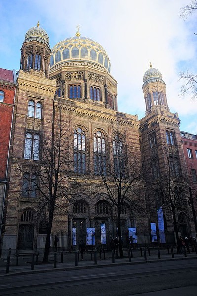 Neue Synagoge (New Synagogue) in Berlin had an influence on the Charter Oak temple's design.