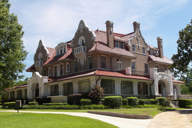 The Scott-Roden Mansion was built in 1910 by Rufus F. Scott. It is one of the most elegant homes in Paris.