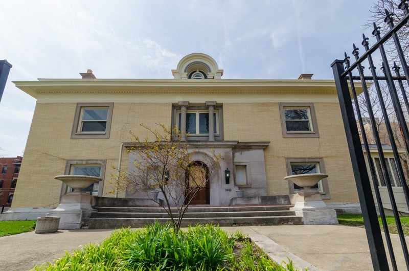 Colvin Mansion, designed by Prairie School Architect, George W. Maher. 