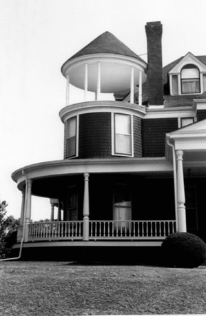 Turret and wraparound porch at northwest corner of Ivy Terrace (Sone 1989)