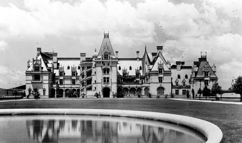 Biltmore in 1900, photograph from the Library of Congress. 