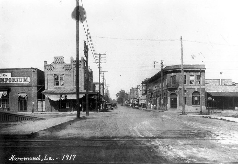Boos Building on the left (1917).