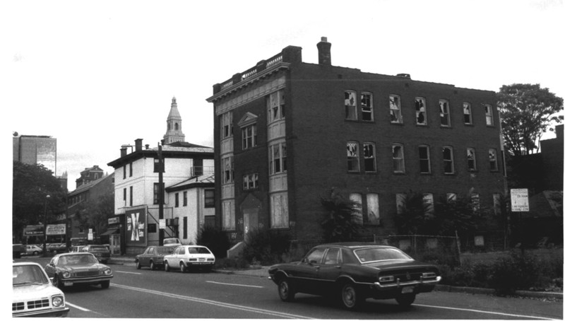 Photo of the Stoneleigh Building, Buckingham Square, from the NRHP Archive Photographs by D. Ransom 10/81