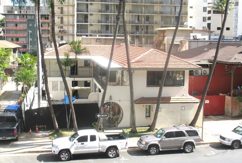 Cooper Apartments in Waikiki (Honolulu) -- view of the courtyard and moon gate.