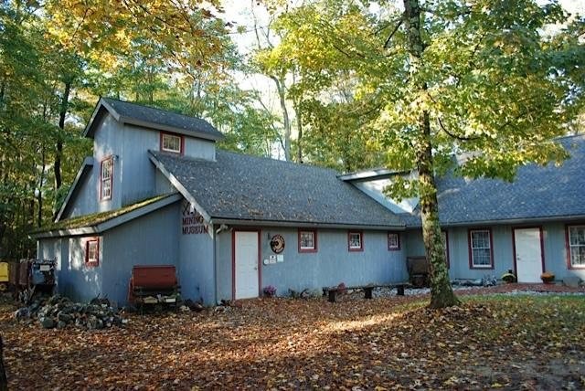 This building houses the Hall of Connecticut Geology/Paleontology and the Connecticut Museum of Mining & Mineral Science.