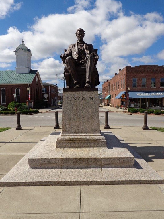 Lincoln Monument in Lincoln Square Circle, Hodgenville, KY