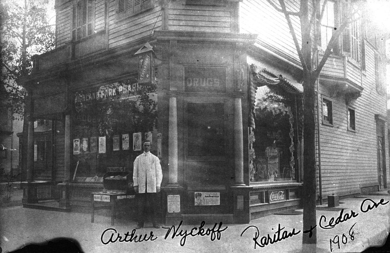 Hoagland’s Highland Park Pharmacy in 1908