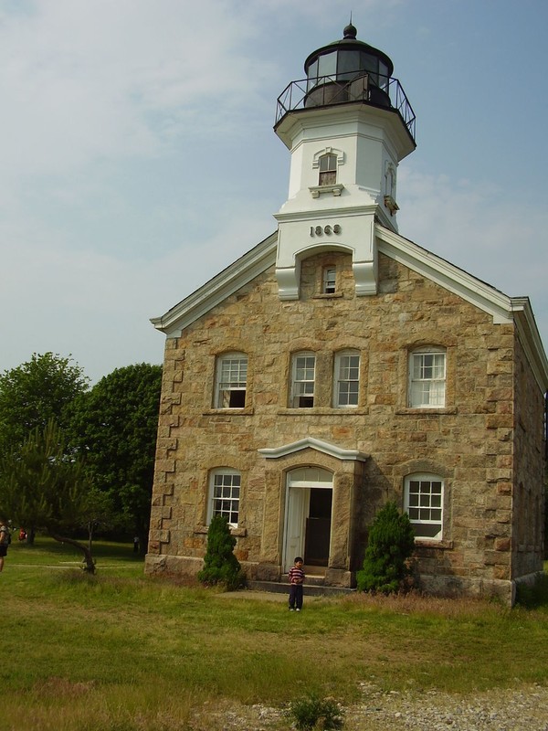 Sheffield Island Light is a museum operated by the Norwalk Seaport Association, which offers ferry rides to the island. 