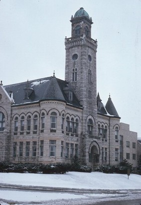 Milwaukee architects Rau & Kirsch designed the Richardson Romanesque building. A 130-foot tower was topped by a seven-foot clock and a statue of Justicia, goddess of justice. The statue now dominates the Museum's second floor. 