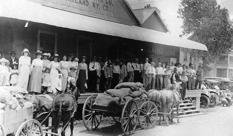 An image from circa 1908 which shows workers standing outside a bank which had been established by the Imperial Sugar Company. Germans and Czechs made up a large part of the Sugar Land population. 