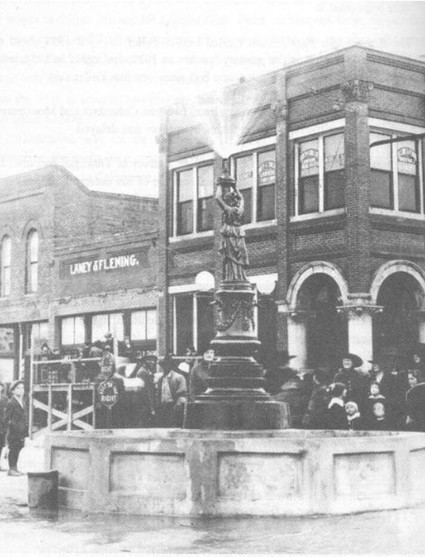 This is the monument at its first unveiling on December 11, 1919. 