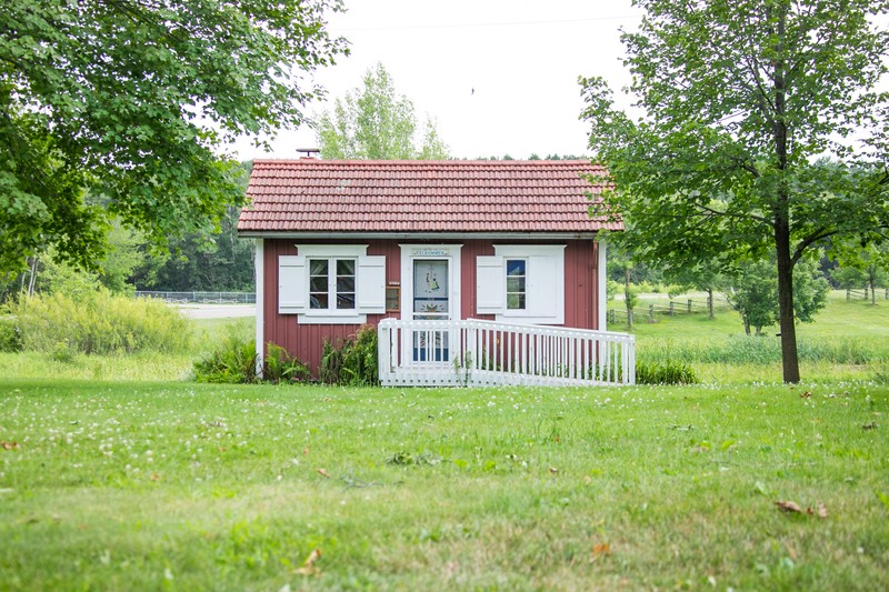 This small home was built in 1930 by architect Gottlieb Magney as a guest/vacation house along the St. Croix River. Modeled after his family’s peasant home in Sweden, this is a realistic representation of such a home occupied by a three-generation family. 