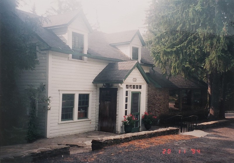 Although it has changed a lot over the years, you can see hints of how it used to look in the entrance to Green Gables Restaurant today. (Lincoln Highway Heritage Corridor Archives)
