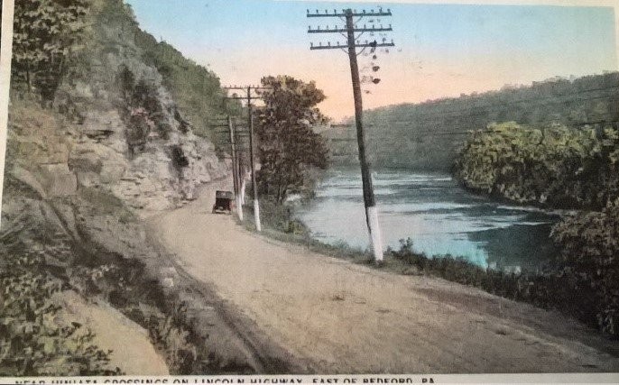 A postcard depicting the Lincoln Highway just east of Bedford, PA (Lincoln Highway Heritage Corridor Archives).