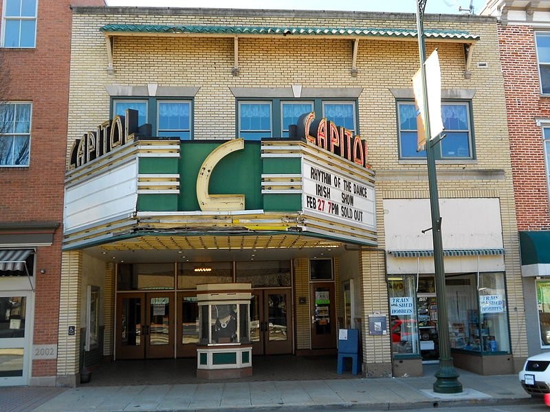 The modern-day front of the Capitol Theatre shows the old-fashioned ticket booth where people still purchase show tickets, and the front shows the theater’s endurance through the passage of time. Photo Courtesy of Smallbones, Wikimedia Commons.