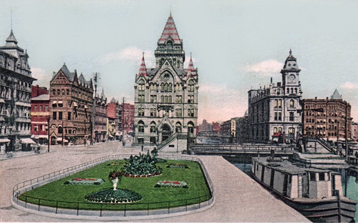 Postcard: Syracuse Savings Bank in Clinton Square, 1920 