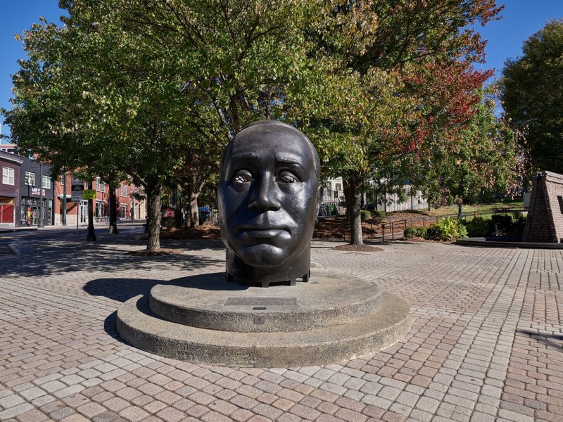 2017 photograph of John Wesley Dobbs bronze sculpture in the plaza (Highsmith 2017, Library of Congress Prints & Photographs Division)