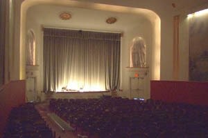 The Avon Theatre Auditorium in 2017 by Gerald DeLuca, Courtesy of CinemaTreasures.Org Creative Commons