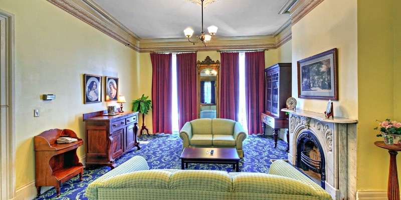 Linden Row Inn interior guest room