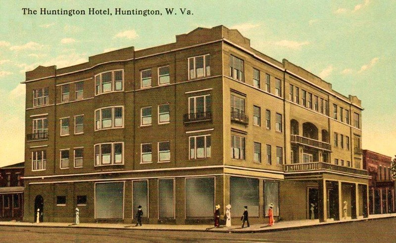 The Hotel Huntington before the balcony above the entrance was enclosed with glass