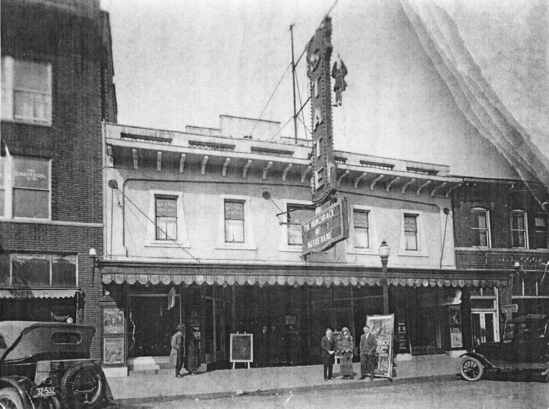 The State Theater in 1939, showing "The Hunchback of Notre Dame"