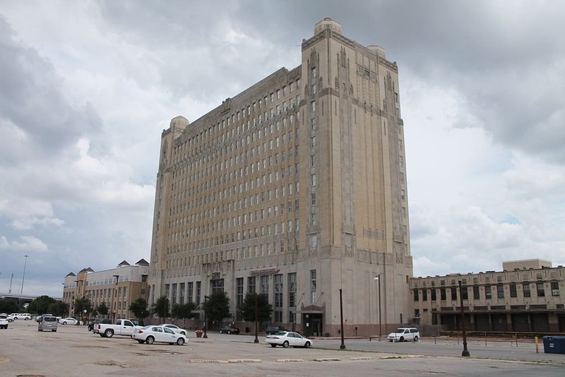 The Texas and Pacific Terminal Complex was built in 1931 and is considered one of the best examples of Art Deco architecture in Fort Worth. 