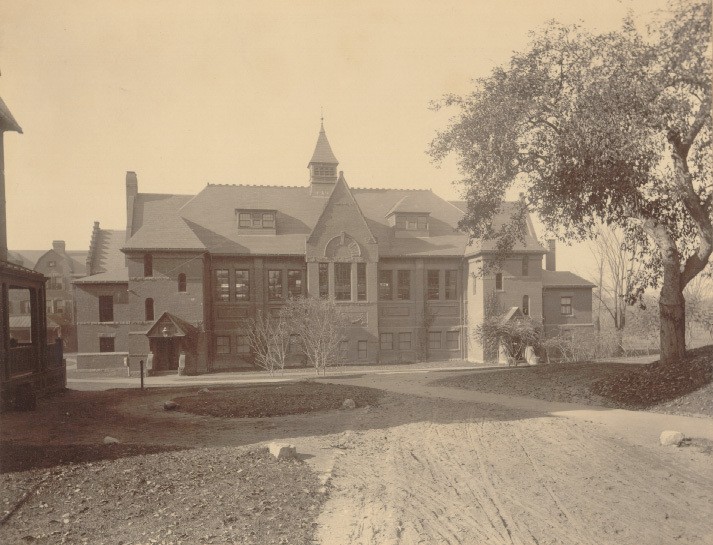 This is the Alumnae Gymnasium at Smith College in 1904.
https://libex.smith.edu/omeka/items/show/177.