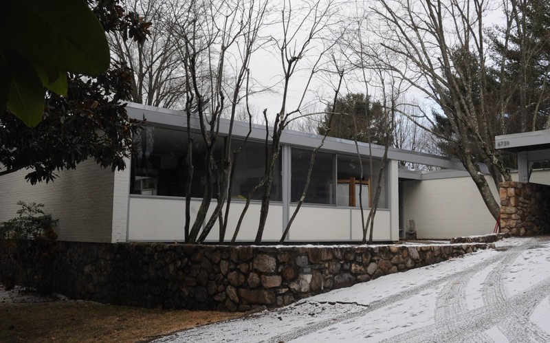 Seymour Krieger House, Bethesda by Jerrye and Roy Klotz (2017) on Wikimedia Commons (CC BY-SA 4.0)