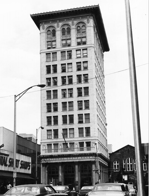 Building, Street light, Automotive exterior, Commercial building