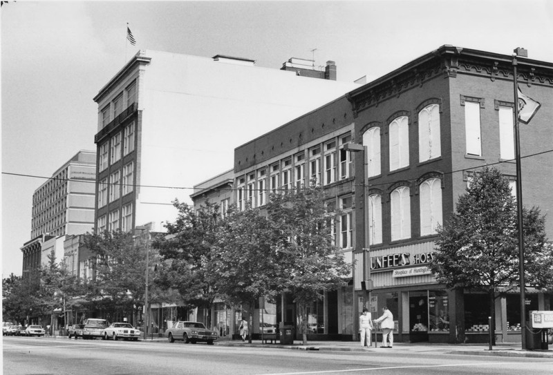 3rd Avenue with the Broh Building, housing Dunfee's Shoes, in 1985