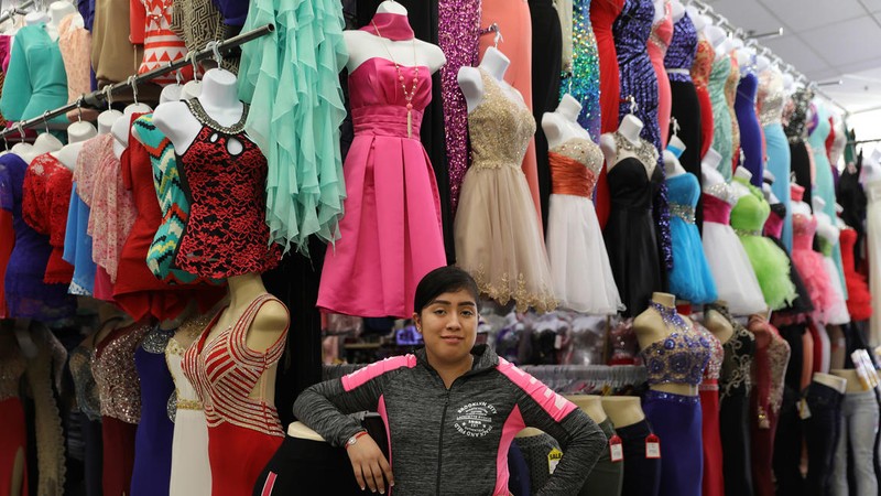 Candy Navarrete sells clothes at the Discount Mall in La Villita. Source: El temor a redadas de Inmigración afecta el comercio en La Villita. Chicago Tribune. February 19, 2017. Accessed May 30, 2019. https://www.chicagotribune.com/hoy/ct-hoy-8809188