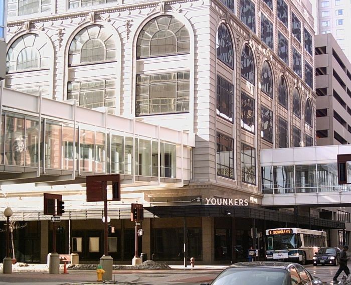 Former Younkers store in Des Moines and skywalks in 2007, partly destroyed by 2014 fire (Iowahwyman)